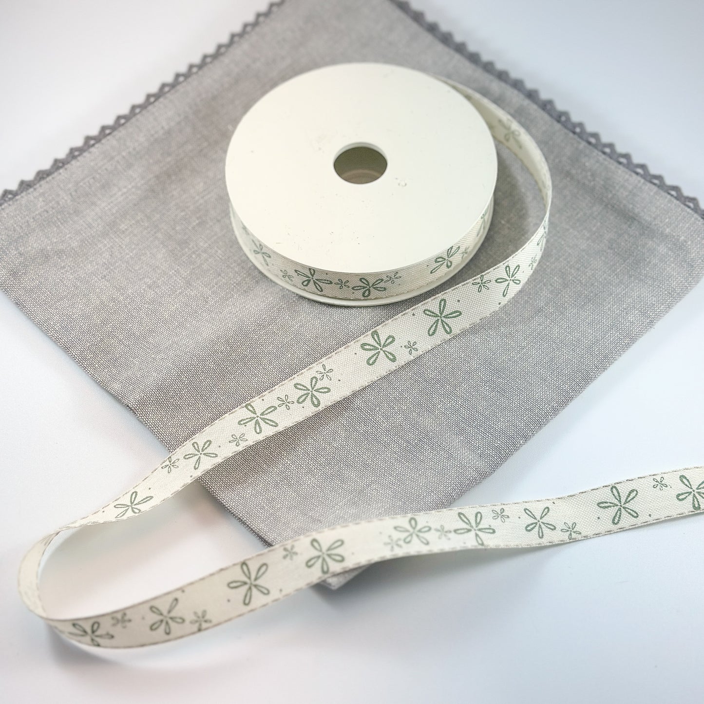 Dekoband "Blüten" in Creme Grün, 15 mm breit, von Wohnen auf dem Land, zeigt florales Dekoband mit Blumenmuster