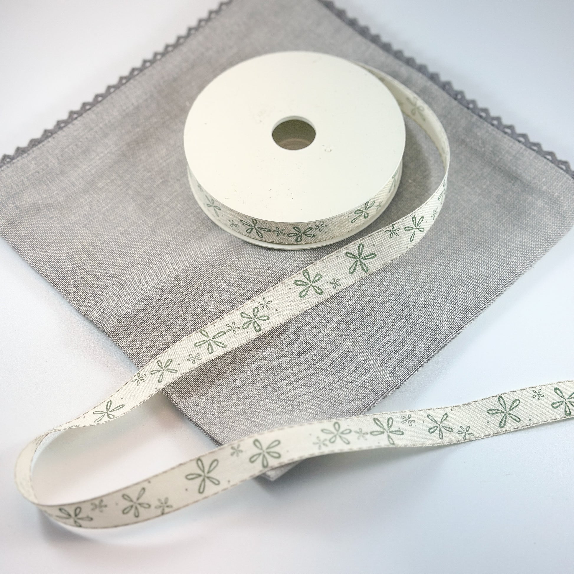 Dekoband "Blüten" in Creme Grün, 15 mm breit, von Wohnen auf dem Land, zeigt florales Dekoband mit Blumenmuster