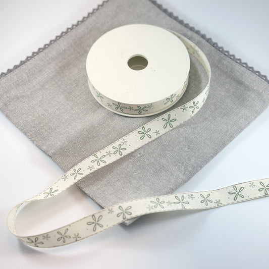 Dekoband "Blüten" in Creme Grün, 15 mm breit, von Wohnen auf dem Land, zeigt florales Dekoband mit Blumenmuster