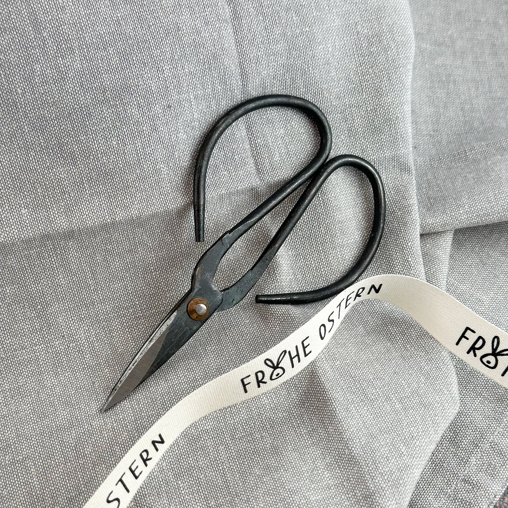 Dekoband "Frohe Ostern" von Wohnen auf dem Land, buntes Band mit Osterdesign, ideal für Dekorationen und Frühling.