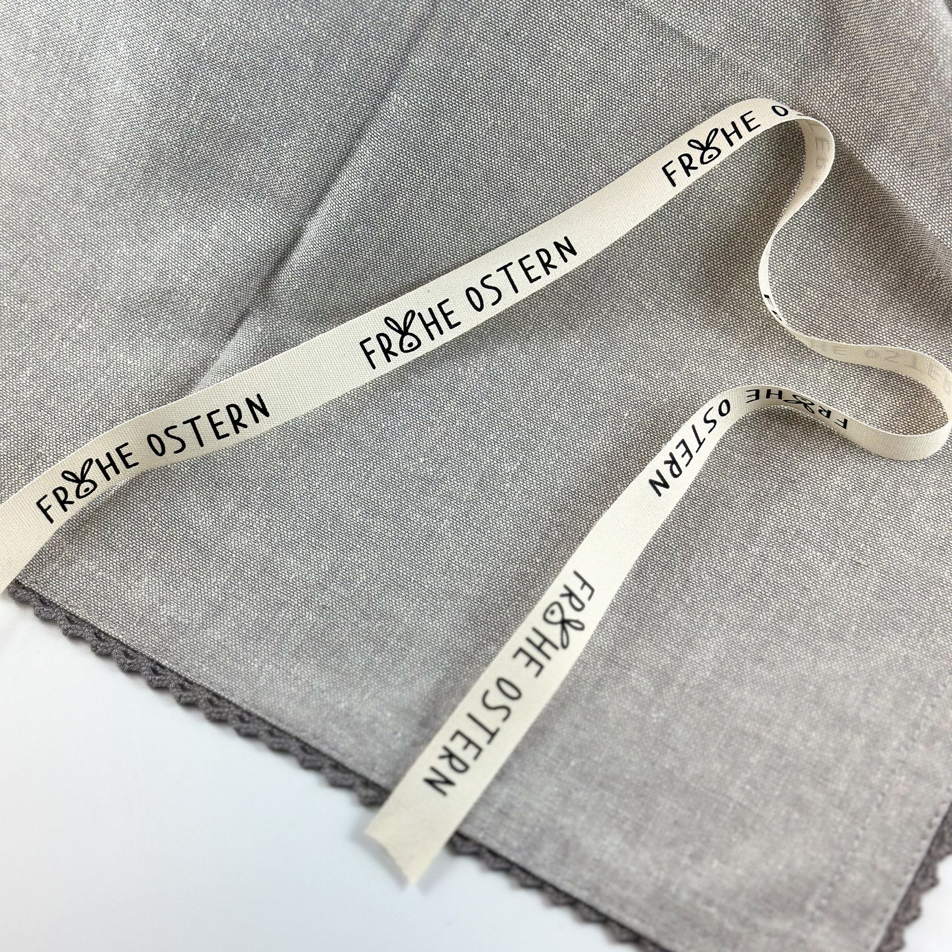 Dekoband "Frohe Ostern" von Wohnen auf dem Land, buntes Dekoband mit Ostergruß, ideal für festliche Dekorationen.