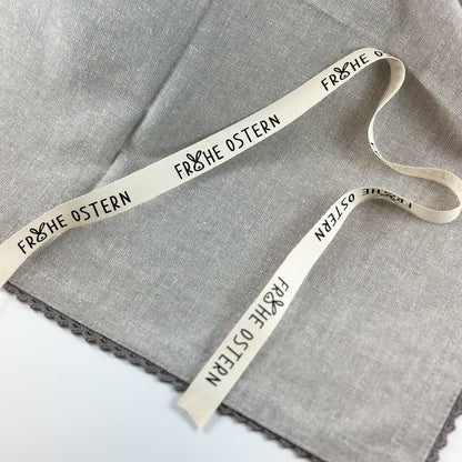 Dekoband "Frohe Ostern" von Wohnen auf dem Land, buntes Dekoband mit Ostergruß, ideal für festliche Dekorationen.