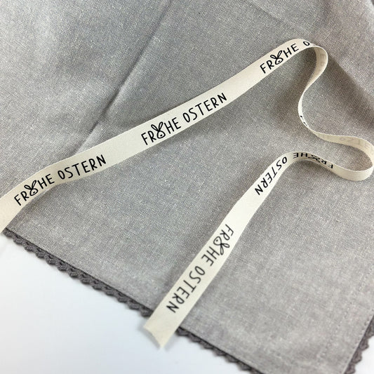 Dekoband "Frohe Ostern" von Wohnen auf dem Land, buntes Dekoband mit Ostergruß, ideal für festliche Dekorationen.