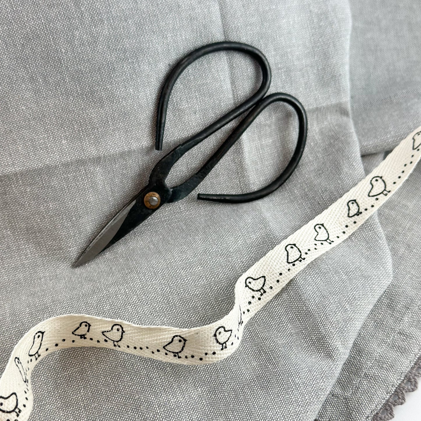 Dekoband "Küken" von Wohnen auf dem Land, dekoratives Band mit niedlichen Küken-Motiven, ideal für Bastel- und Dekorationsprojekte