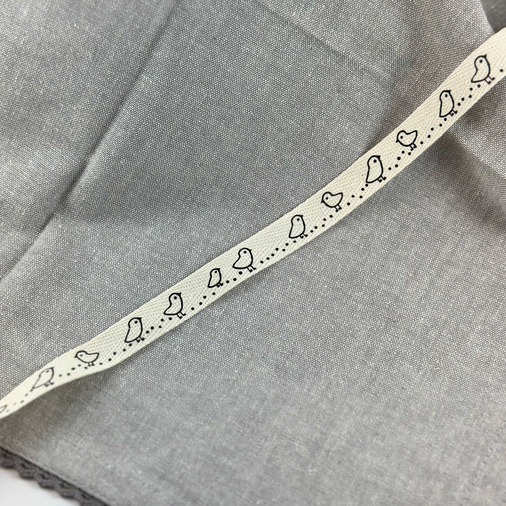 Dekoband "Küken" von Wohnen auf dem Land, buntes Band mit Küken-Motiv, ideal für Dekorationen und Bastelprojekte.