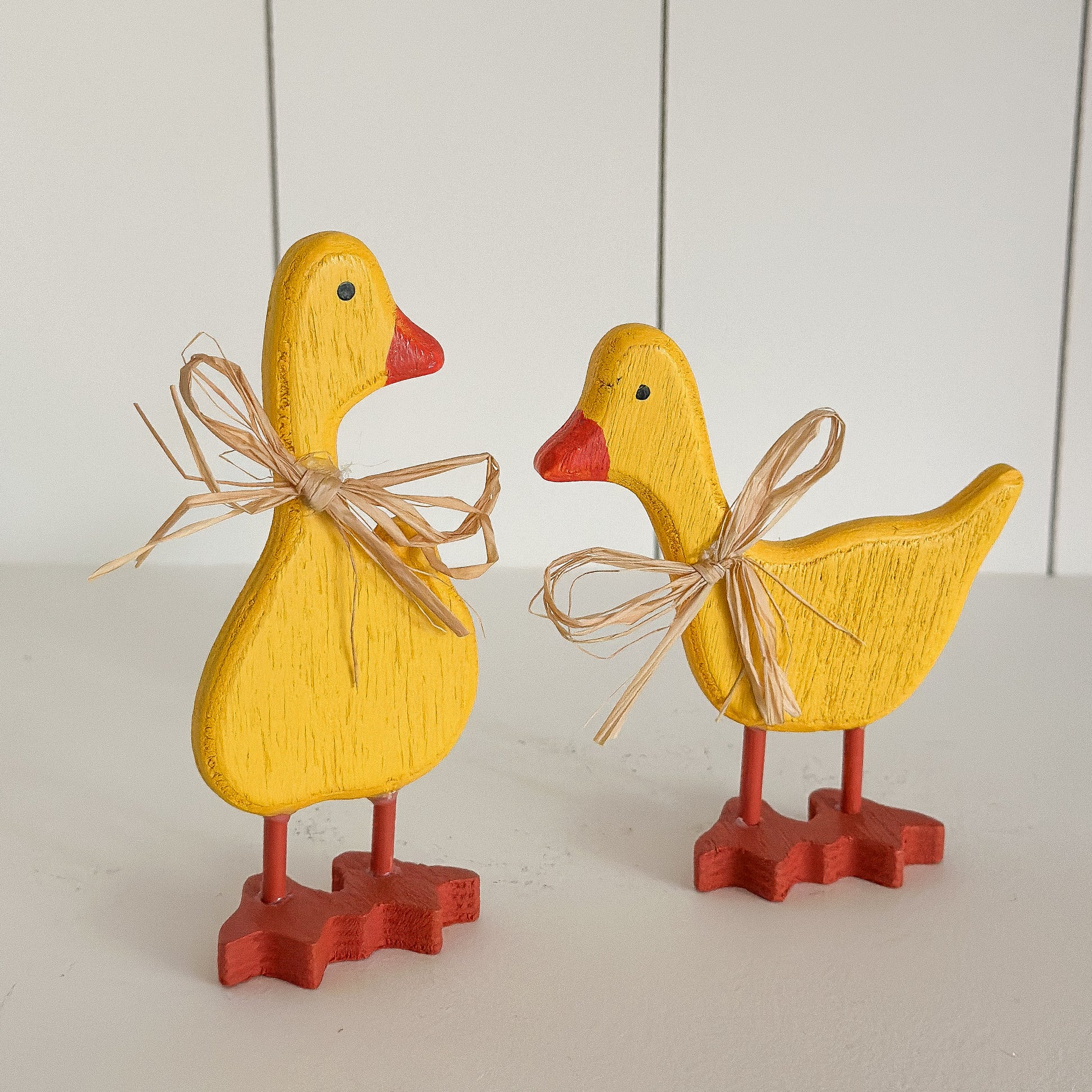 Zwei gelbe Holz-Dekoenten "Marta & Else" im 13cm Set, dekorative Figuren von Wohnen auf dem Land
