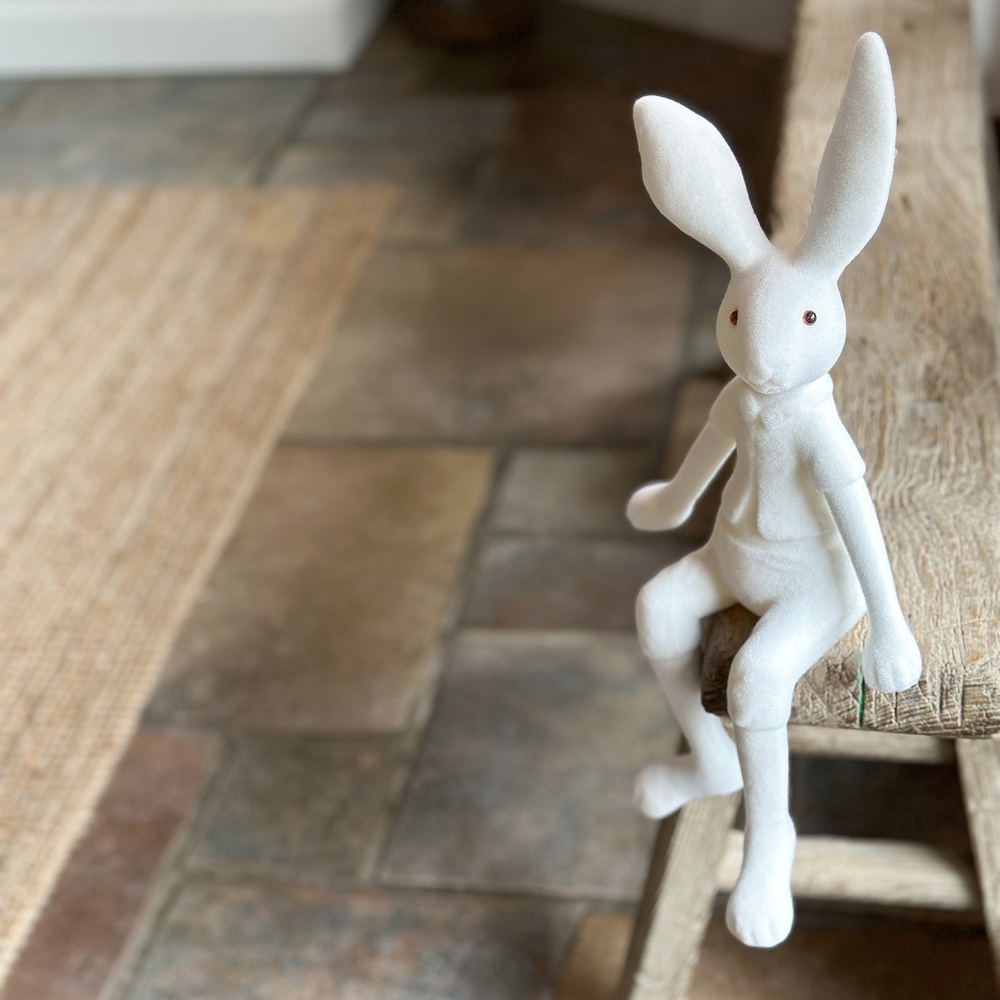 Kantenhocker Hase „Jakob“ beflockt weiß 38cm - Wohnen auf dem Land