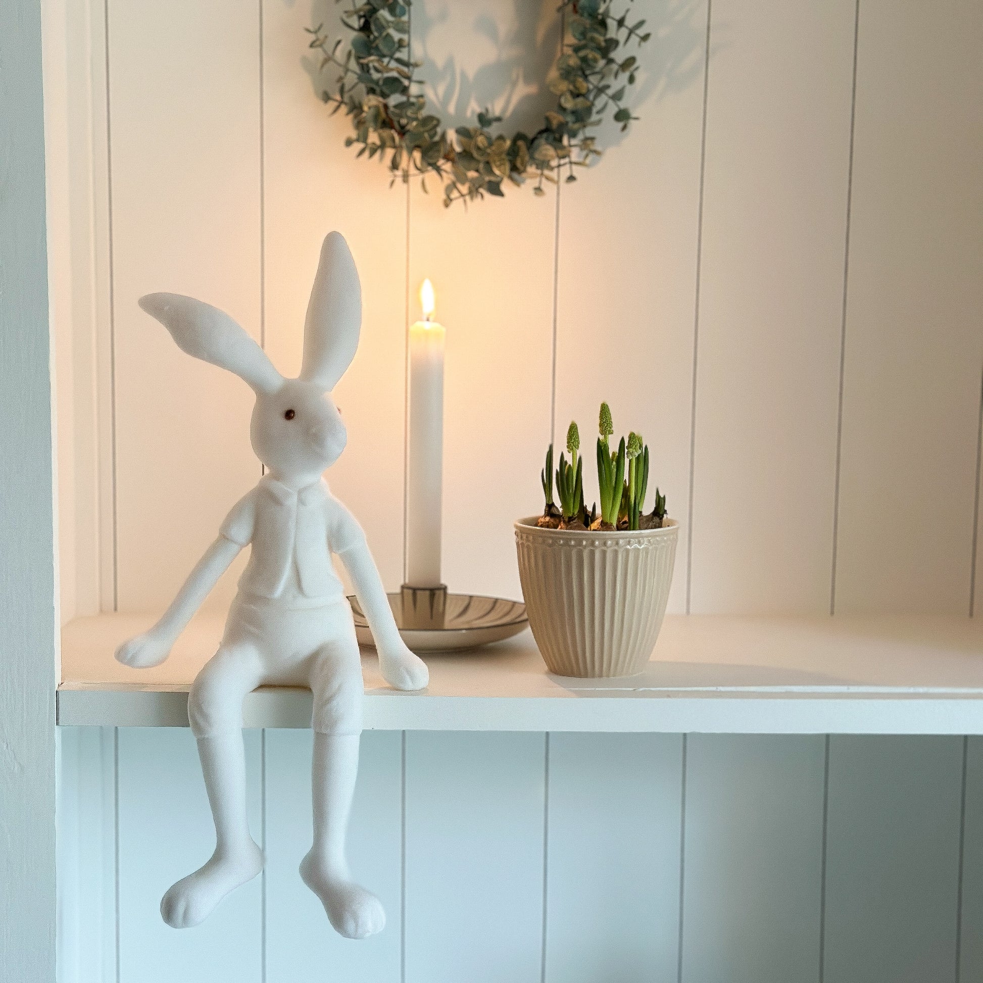 Kantenhocker Hase „Jakob“ beflockt weiß 38cm - Wohnen auf dem Land