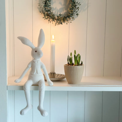 Kantenhocker Hase „Jakob“ beflockt weiß 38cm - Wohnen auf dem Land