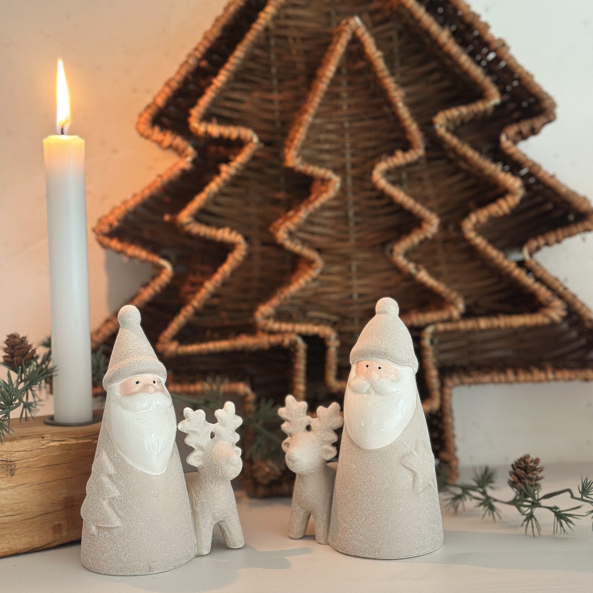 Deko Figur Weihnachtsmann "Santa & Rentier" Raustein glasiert beige 14cm 2 Varianten - Wohnen auf dem Land