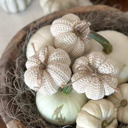 Strick-Kürbis "Alba" in Creme, 9 cm Dekoration von Wohnen auf dem Land, handgemacht, perfekt für herbstliche Dekorationen