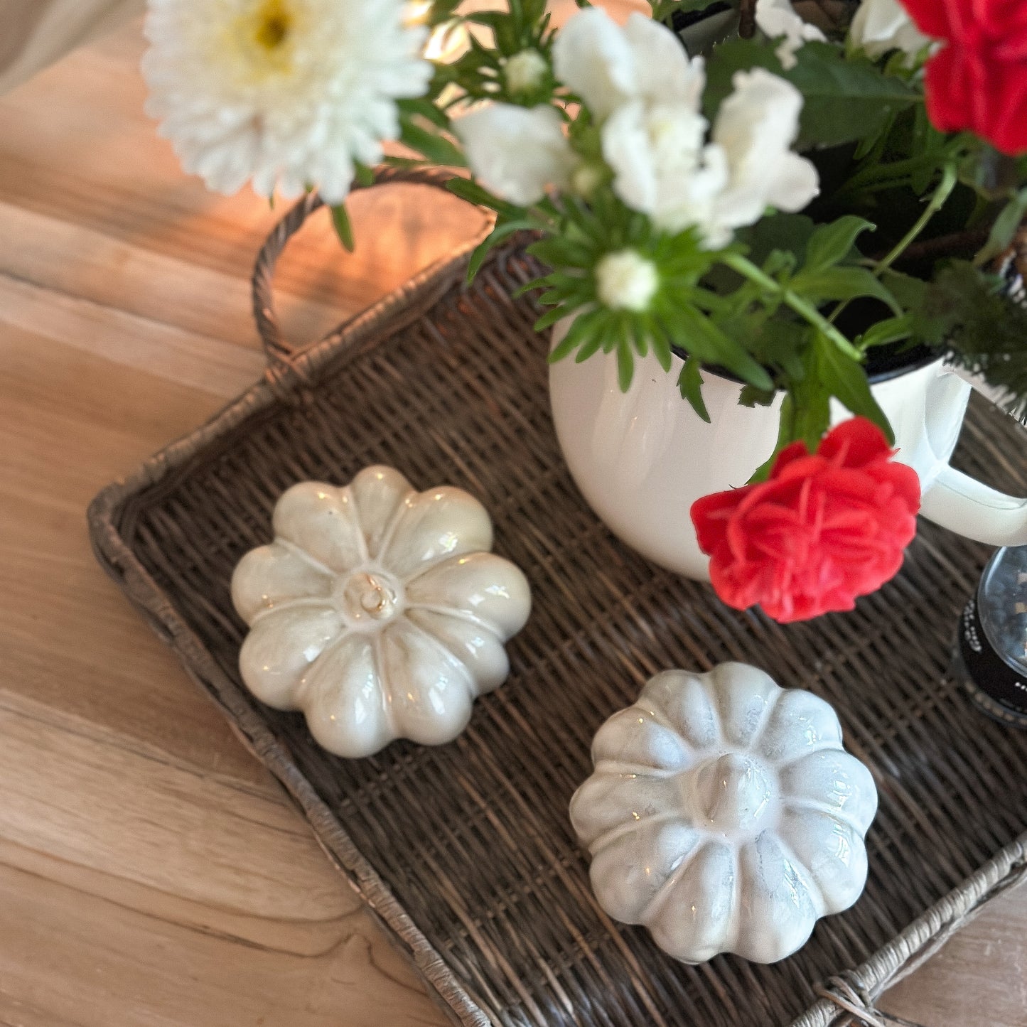 Zweier-Set Keramik-Kürbisse "Maison Automne" in glänzendem Grau und Antikweiß, elegante Dekoration von Wohnen auf dem Land