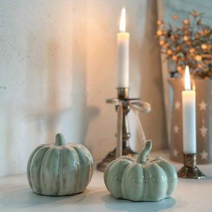 Zwei dekorative Keramik-Kürbisse im antik weißen und grauen Glanz, ideal für Herbstdekoration, von Wohnen auf dem Land.