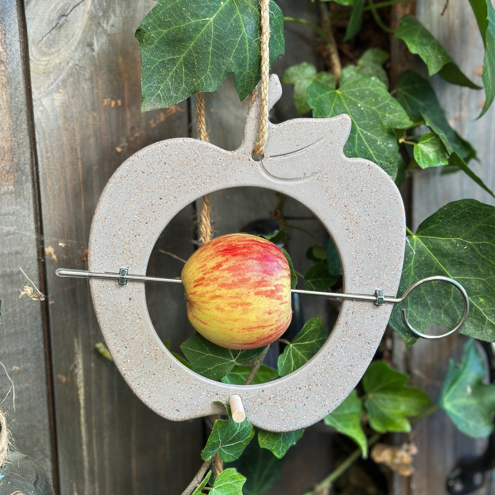 Futterhalter Aufhänger Apfel "Vogelschmaus" Kunststoff 5 Farben - Wohnen auf dem Land