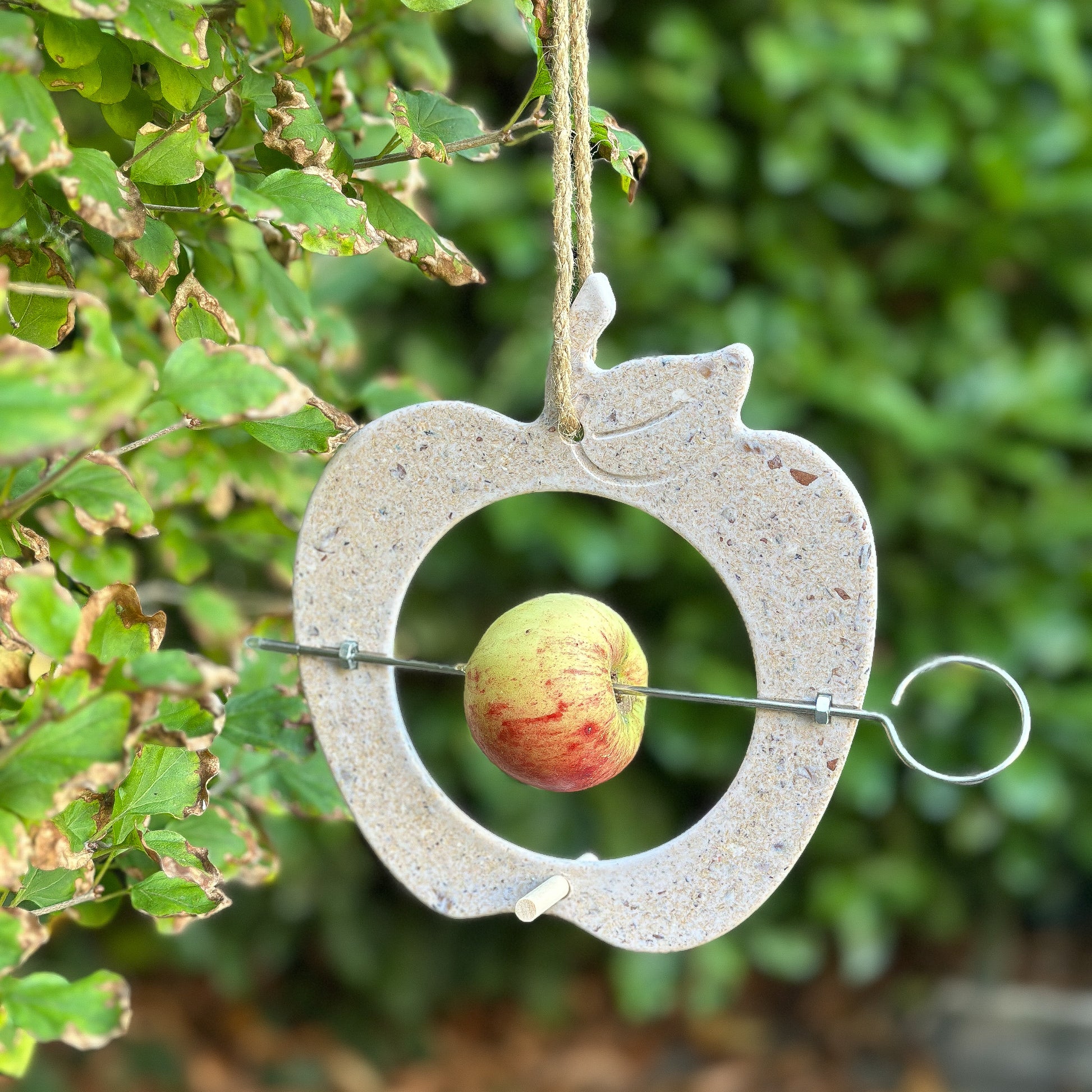 Futterhalter Aufhänger Apfel "Vogelschmaus" Kunststoff 5 Farben - Wohnen auf dem Land