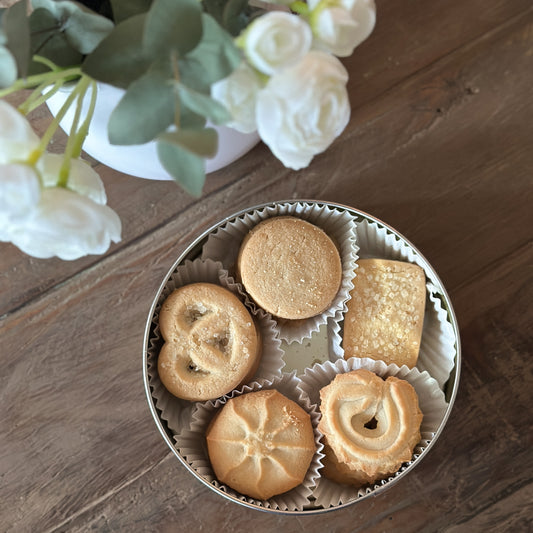 Wohnen auf dem Land Geschenk Dose mit Butterkeksen im Rosenzauber Design, 114g, elegant verpackt.