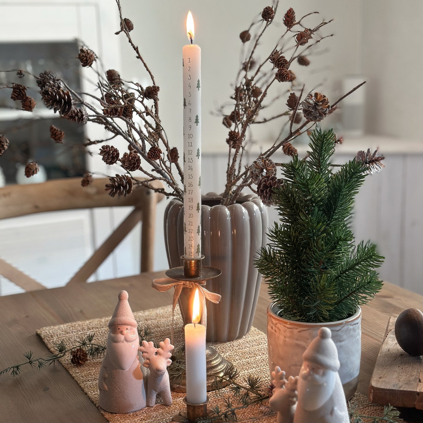 Stabkerze Advent "Weihnachtswald" Weiß Zahlen 1-24 Tannenbaum Dekor 290x22 - Wohnen auf dem Land