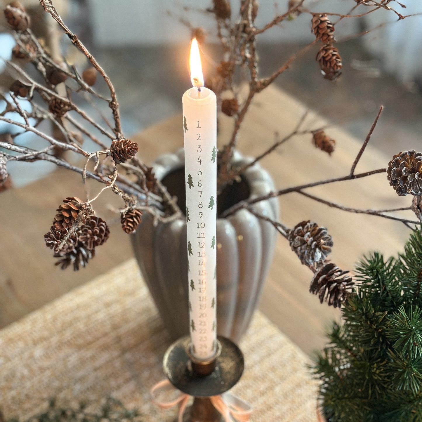 Stabkerze Advent "Weihnachtswald" Weiß Zahlen 1-24 Tannenbaum Dekor 290x22 - Wohnen auf dem Land