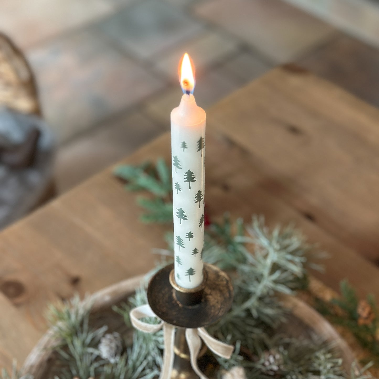 Stabkerze "Tanne" Weiß Tannenbaum Dekor 190x22 - Wohnen auf dem Land