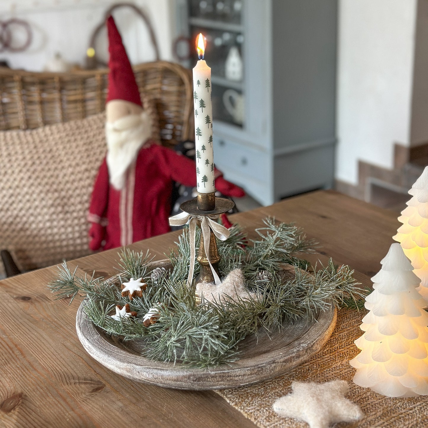 Stabkerze "Tanne" Weiß Tannenbaum Dekor 190x22 - Wohnen auf dem Land