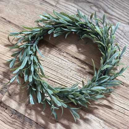 Grüner Lavendel Kranz "Immergrün" von Wohnen auf dem Land, 20 cm, mit realistisch aussehenden Lavendelblüten.