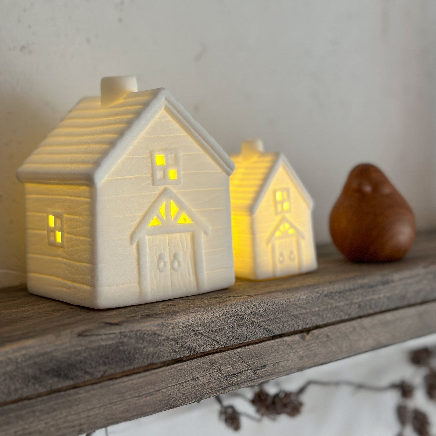 LED Lichthaus "Logs" Porzellan Tür Eckig Weiß 2 Größen - Wohnen auf dem Land