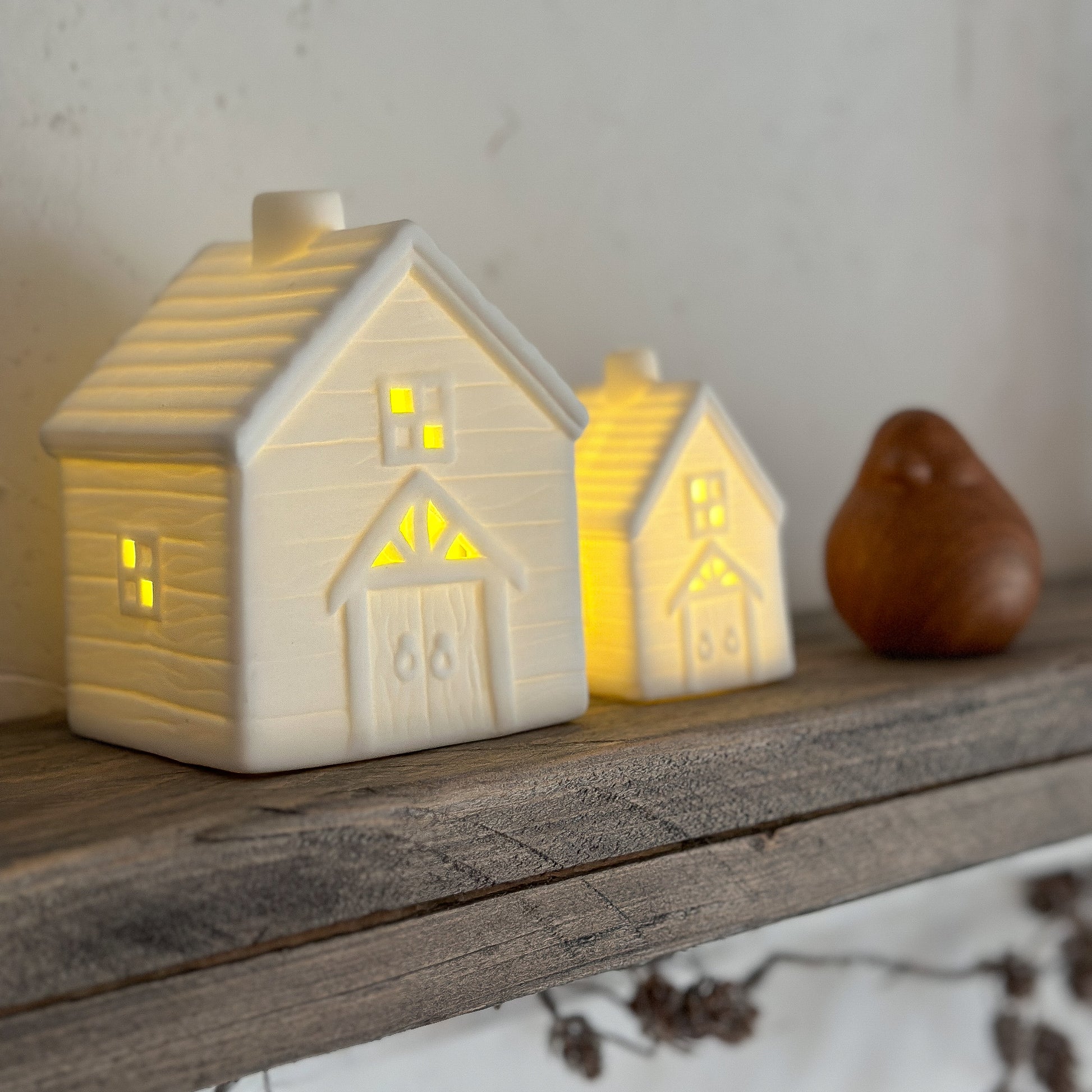 LED Lichthaus "Logs" Porzellan Tür Eckig Weiß 2 Größen - Wohnen auf dem Land