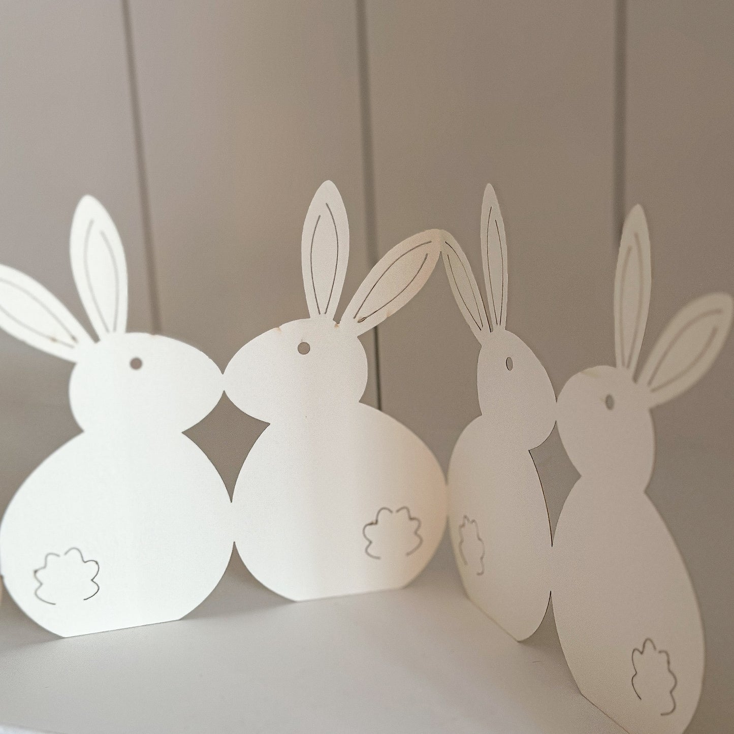 Weißer Papier Aufsteller mit Hasenreihe im Frühlingsreigen, 78 cm, für festliche Osterdeko von Wohnen auf dem Land.