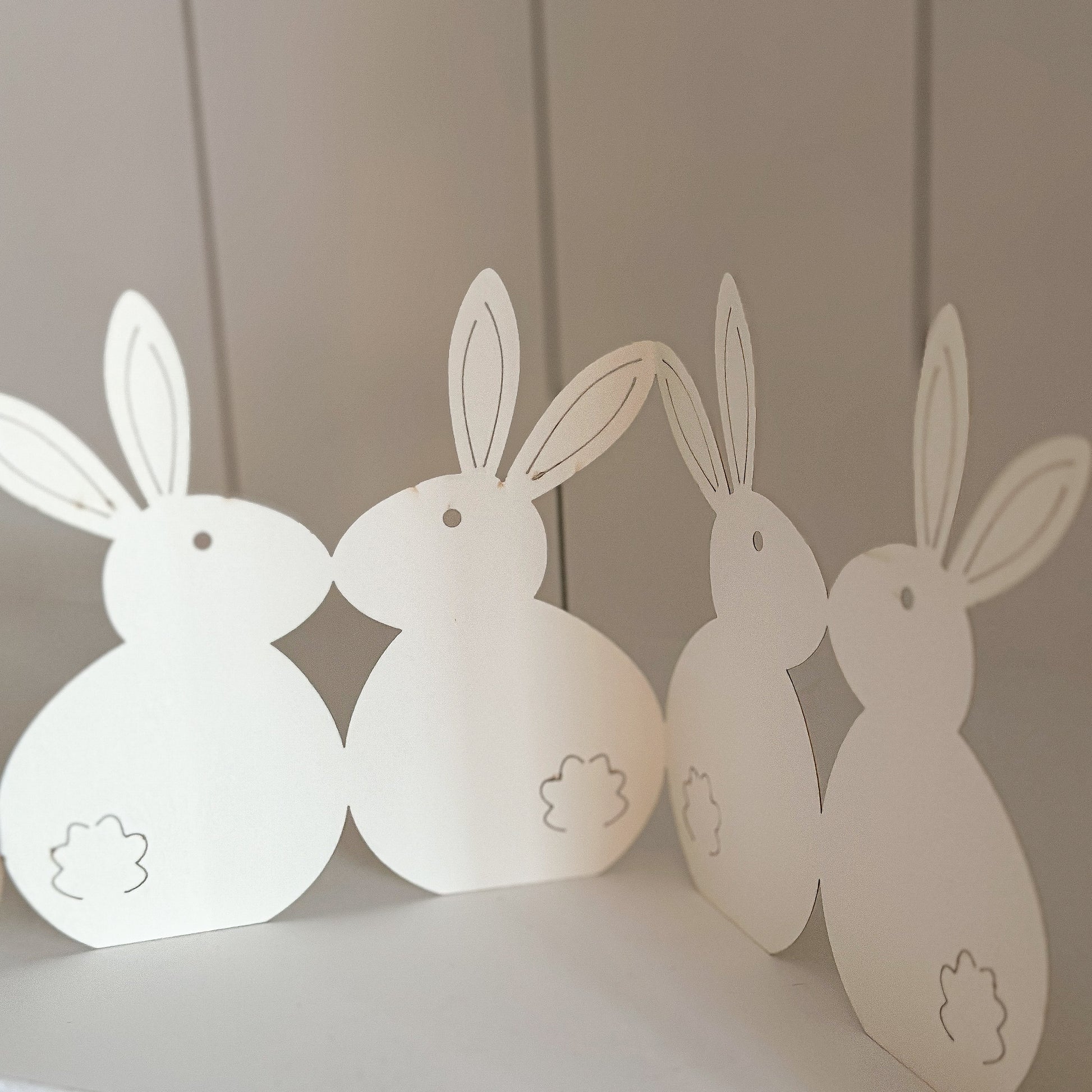 Weißer Papier Aufsteller mit Hasenreihe im Frühlingsreigen, 78 cm, für festliche Osterdeko von Wohnen auf dem Land.