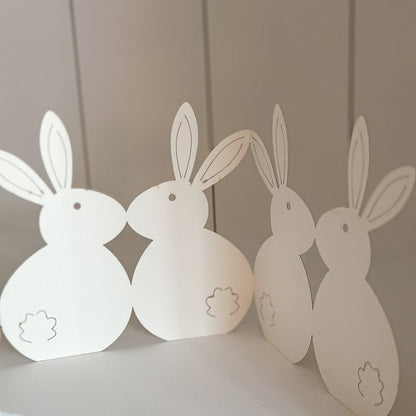 Weißer Papier Aufsteller mit Hasenreihe im Frühlingsreigen, 78 cm, für festliche Osterdeko von Wohnen auf dem Land.
