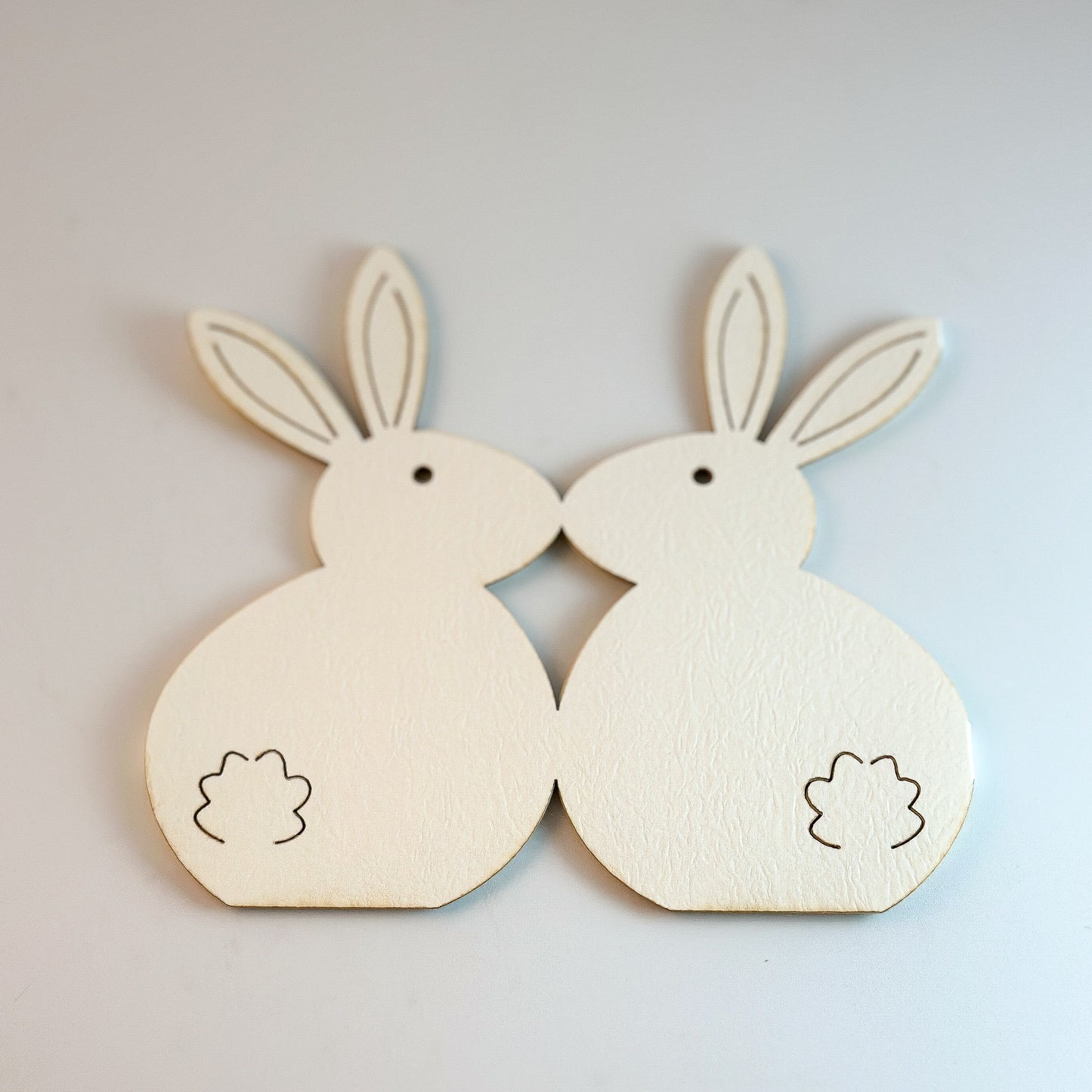 Weißer Papier Aufsteller mit Hasenreihe für Osterdeko, 78 cm hoch, von Wohnen auf dem Land.