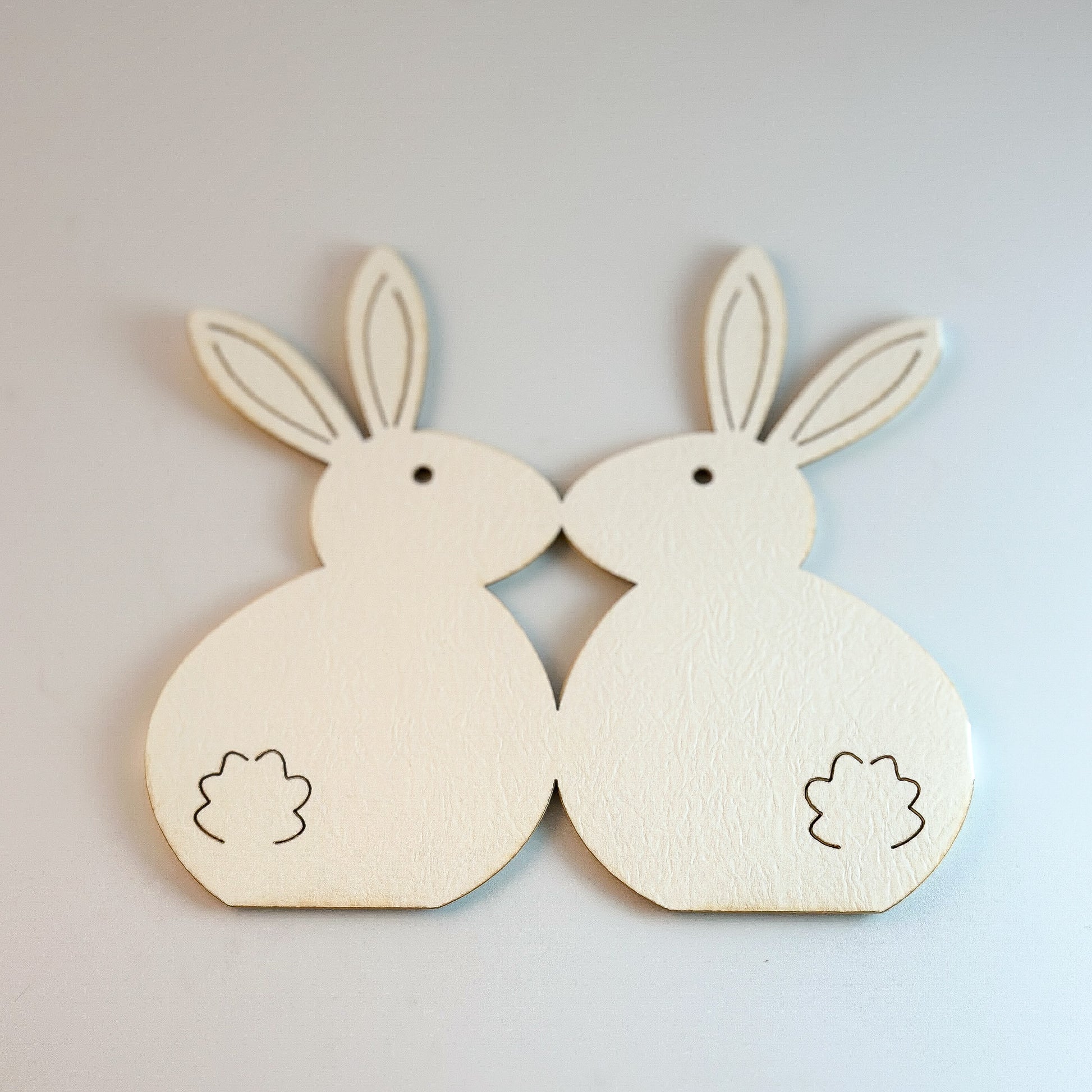 Weißer Papier Aufsteller mit Hasenreihe für Osterdeko, 78 cm hoch, von Wohnen auf dem Land.