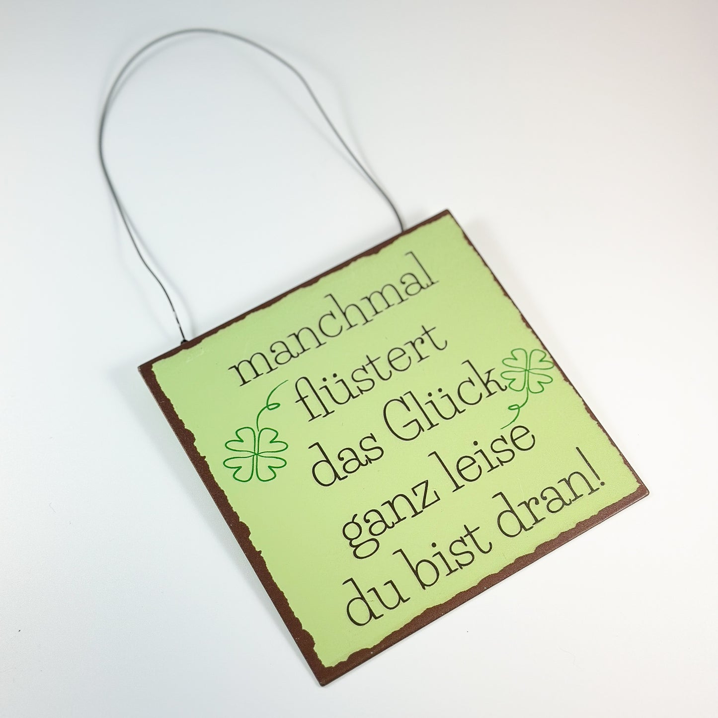 Metall-Spruchschild "Glück" als grüner Aufhänger von Wohnen auf dem Land, dekoratives Wandaccessoire mit Glücksmotiv