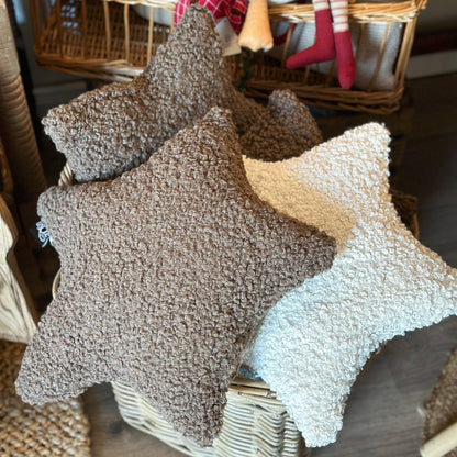 Deko Kissen "Curly Star" in Creme, Braun und Sand, 40cm, von Wohnen auf dem Land, mit Sternmuster auf Textil.